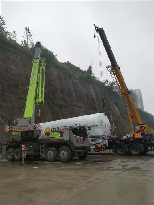 果洛“不怕风雨冻”—— 吊车的 “恶劣环境适应” 技术